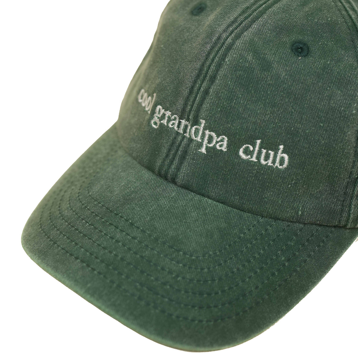 Bottle Green Vintage Cap mit heller Stickerei „cool grandpa club“ nah