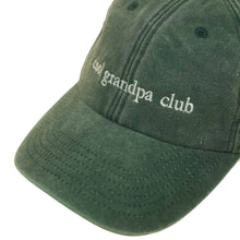 Bottle Green Vintage Cap mit heller Stickerei „cool grandpa club“ nah
