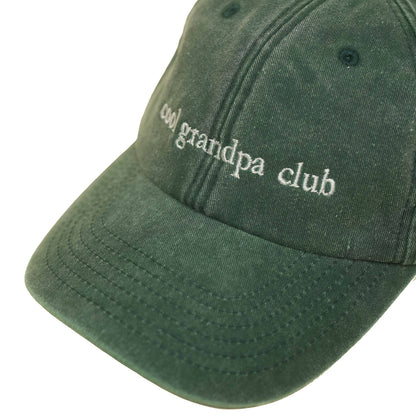Bottle Green Vintage Cap mit heller Stickerei „cool grandpa club“ nah