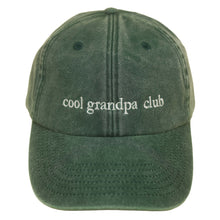 Bottle Green Vintage Cap mit heller Stickerei „cool grandpa club“ oben