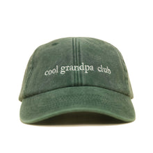 Bottle Green Vintage Cap mit heller Stickerei „cool grandpa club“ frontal
