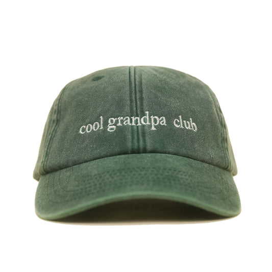 Bottle Green Vintage Cap mit heller Stickerei „cool grandpa club“ frontal
