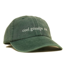 Bottle Green Vintage Cap mit heller Stickerei „cool grandpa club“ seitlich