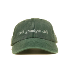 Bottle Green Vintage Cap mit heller Stickerei „cool grandpas club“ frontal