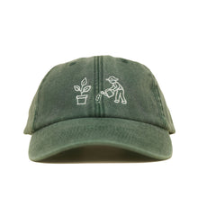 Bottle Green Vintage Cap mit gestickter Gießkanne und Pflanze frontal