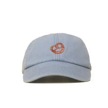 Light blue Vintage Cap mit gesticktem Brezelmotiv in Frontansicht