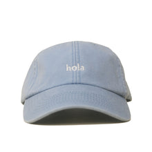 Light blue Vintage Cap mit heller Stickerei „hola“ frontal