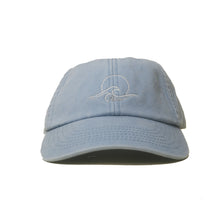 Light blue Vintage Cap mit gesticktem Wellen- und Sonnenmotiv frontal
