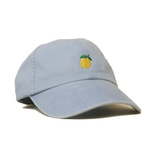 Light blue Vintage Cap mit gesticktem Zitronenmotiv seitlich