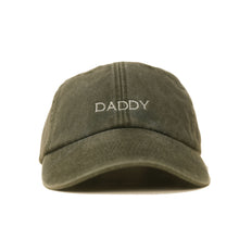 Olive Vintage Cap mit heller Stickerei „Daddy“ Front