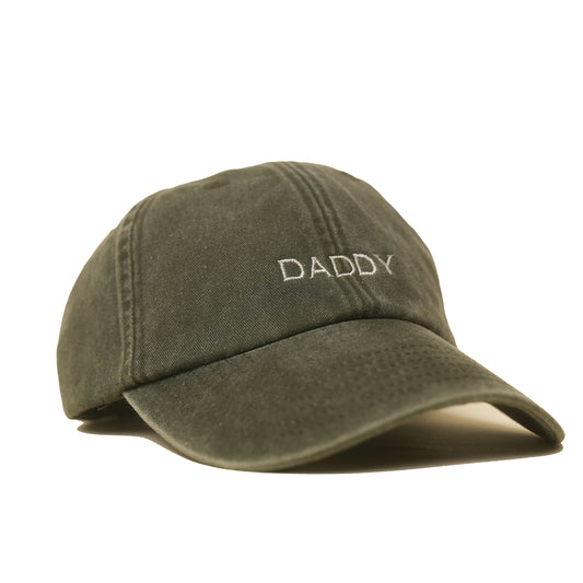 Olive Vintage Cap mit heller Stickerei „Daddy“ seitlich