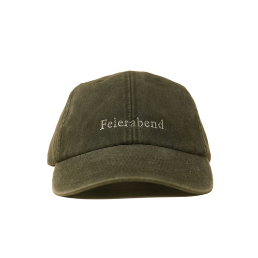 Olive Vintage Cap mit weißer Stickerei „Feierabend“ front