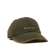 Olive Vintage Cap mit weißer Stickerei „Feierabend“ seitlich