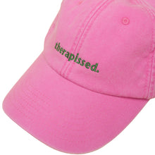 True Pink Vintage Cap mit grüner Stickerei „therapissed.“ nah