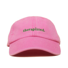 True Pink Vintage Cap mit grüner Stickerei „therapissed.“ frontal