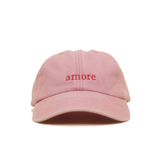 Dusky Pink Vintage Cap mit roter Stickerei „Amore“ in Frontansicht