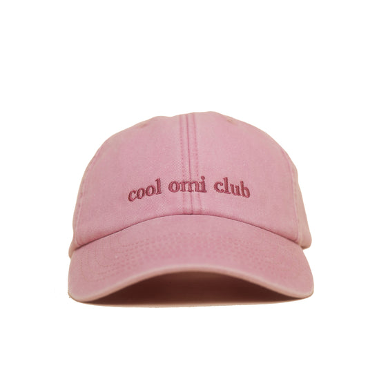 Dusky Pink Vintage Cap mit roter Stickerei „Cool Omi Club“ in Frontansicht