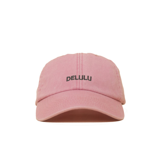 Dusky pink Vintage Cap mit schwarzer Stickerei „Delulu“ in Frontansicht