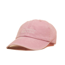 Dusky Pink Vintage Cap mit heller Stickerei „Less Stress, More Bonita“ seitlich