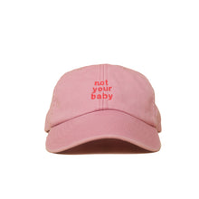Dusky pink Vintage Cap mit roter Stickerei „Not Your Baby“ in Frontansicht