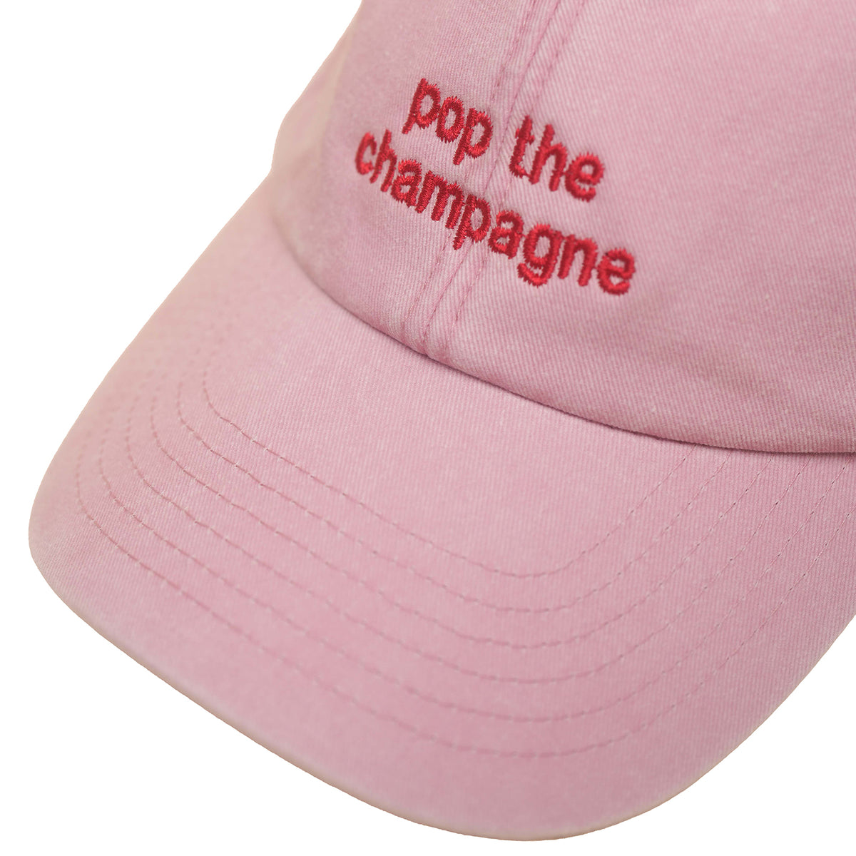 Dusky pink Vintage Cap mit roter Stickerei „pop the champagne“ nah