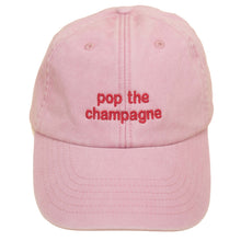 Dusky pink Vintage Cap mit roter Stickerei „pop the champagne“ oben