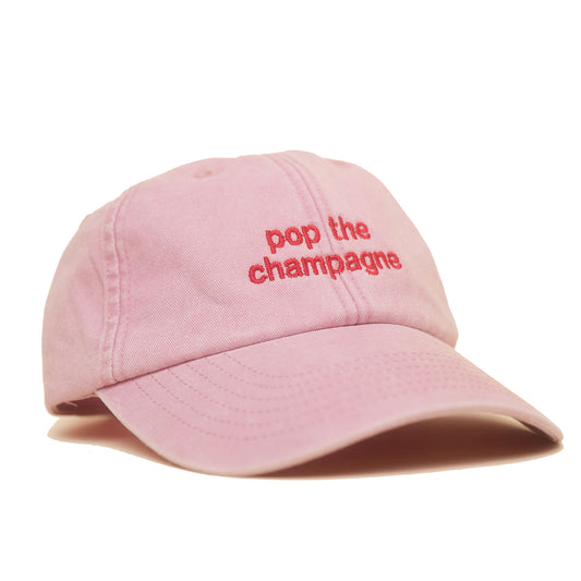 Dusky pink Vintage Cap mit roter Stickerei „pop the champagne“ seitlich