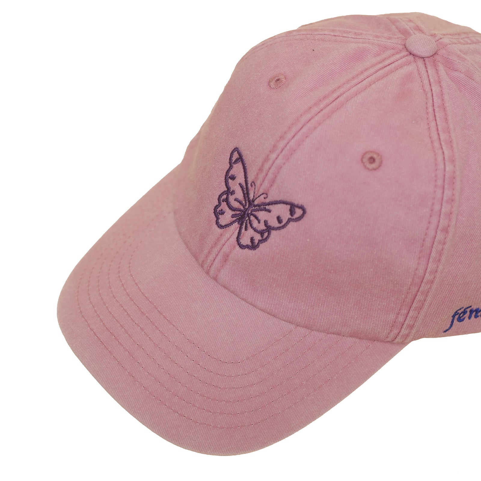 Dusky pink Vintage Cap mit violett gesticktem Schmetterlingsmotiv nah