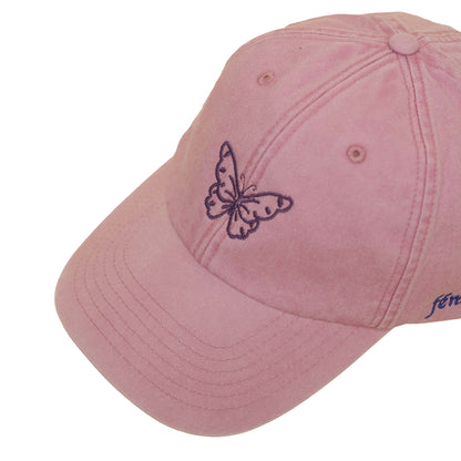 Dusky pink Vintage Cap mit violett gesticktem Schmetterlingsmotiv nah