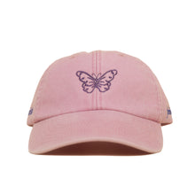 Dusky pink Vintage Cap mit violett gesticktem Schmetterlingsmotiv frontal