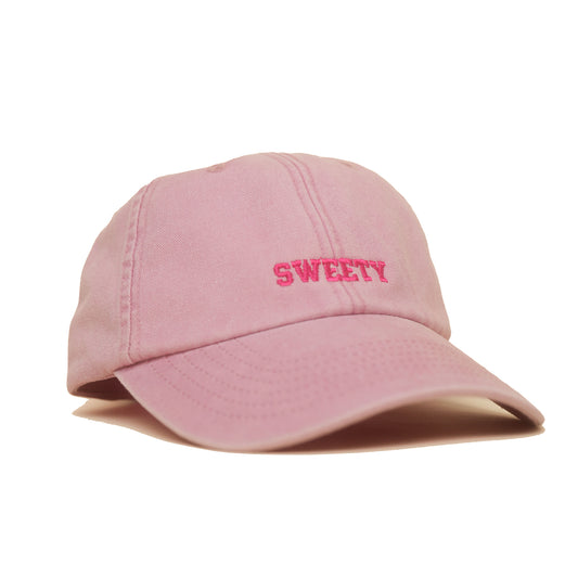 Dusky Pink Vintage Cap mit pinker Stickerei „SWEETY“ seitlich