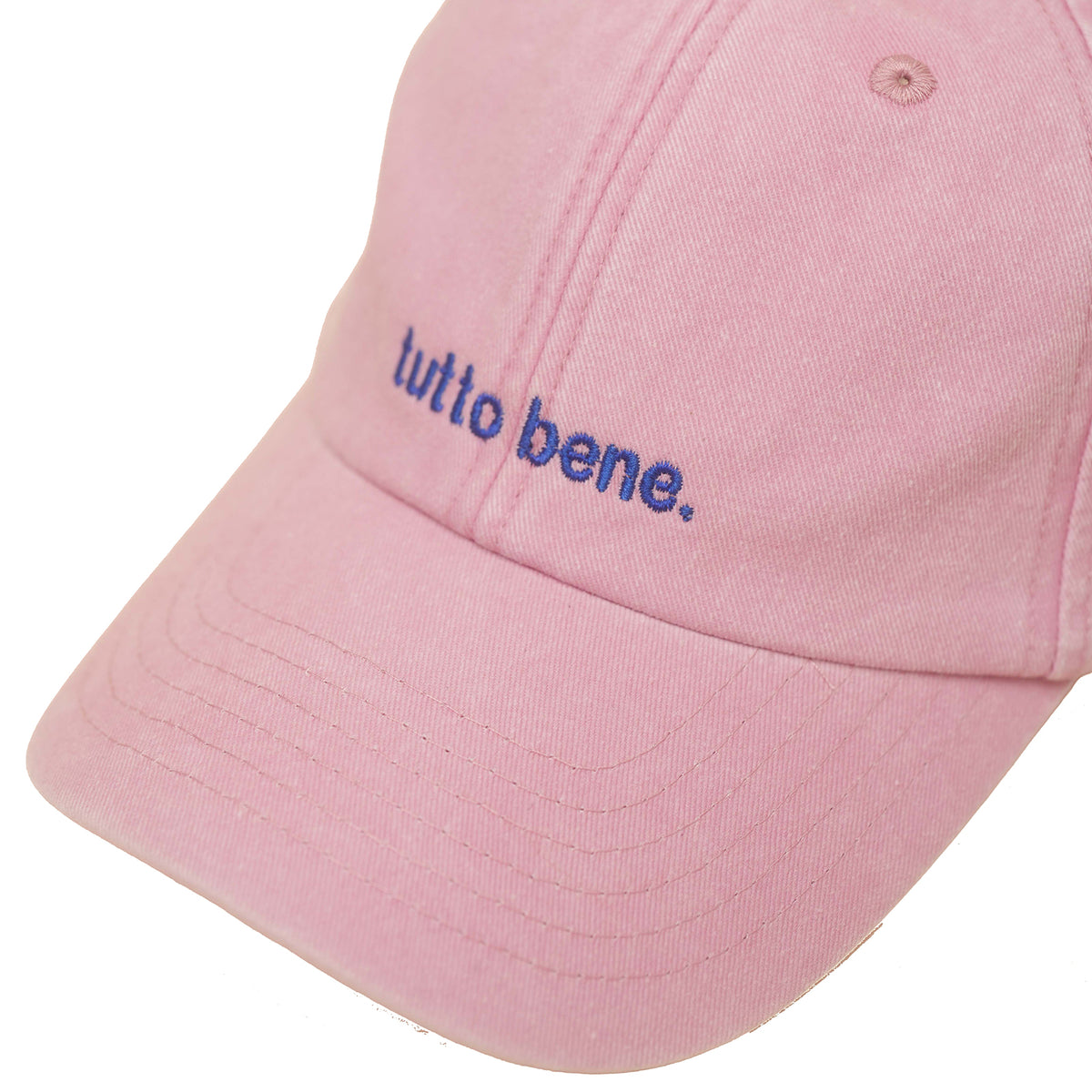 Dusky Pink Vintage Cap mit blauer Stickerei „tutto bene.“ nah