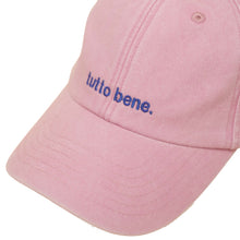 Dusky Pink Vintage Cap mit blauer Stickerei „tutto bene.“ nah