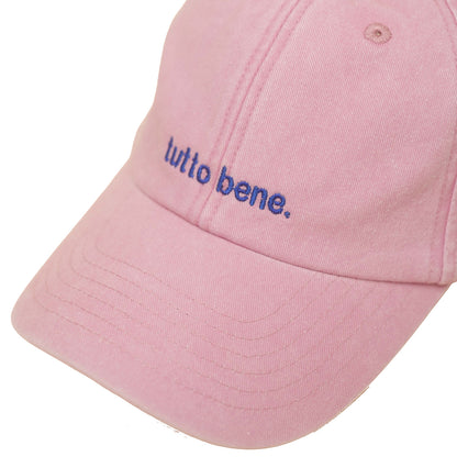 Dusky Pink Vintage Cap mit blauer Stickerei „tutto bene.“ nah