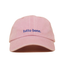 Dusky Pink Vintage Cap mit blauer Stickerei „tutto bene.“ frontal