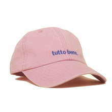 Dusky Pink Vintage Cap mit blauer Stickerei „tutto bene.“ seitlich
