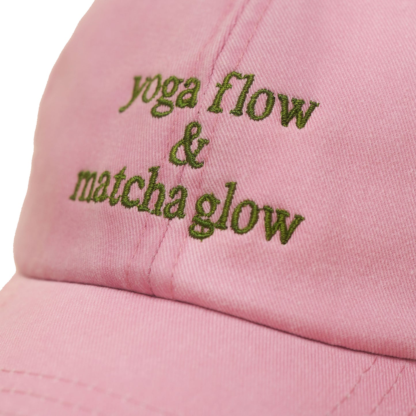 Dusky pink Vintage Cap mit grüner Stickerei „Yoga Flow & Matcha Glow“ nah