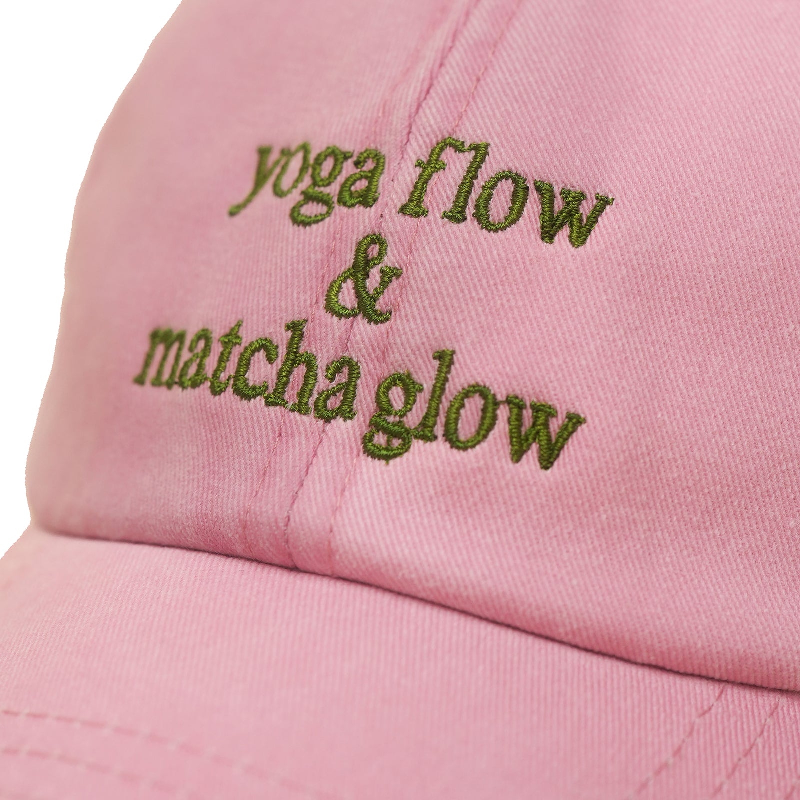 Dusky pink Vintage Cap mit grüner Stickerei „Yoga Flow & Matcha Glow“ nah