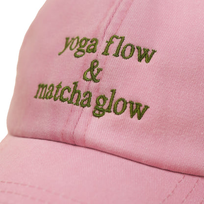 Dusky pink Vintage Cap mit grüner Stickerei „Yoga Flow & Matcha Glow“ nah