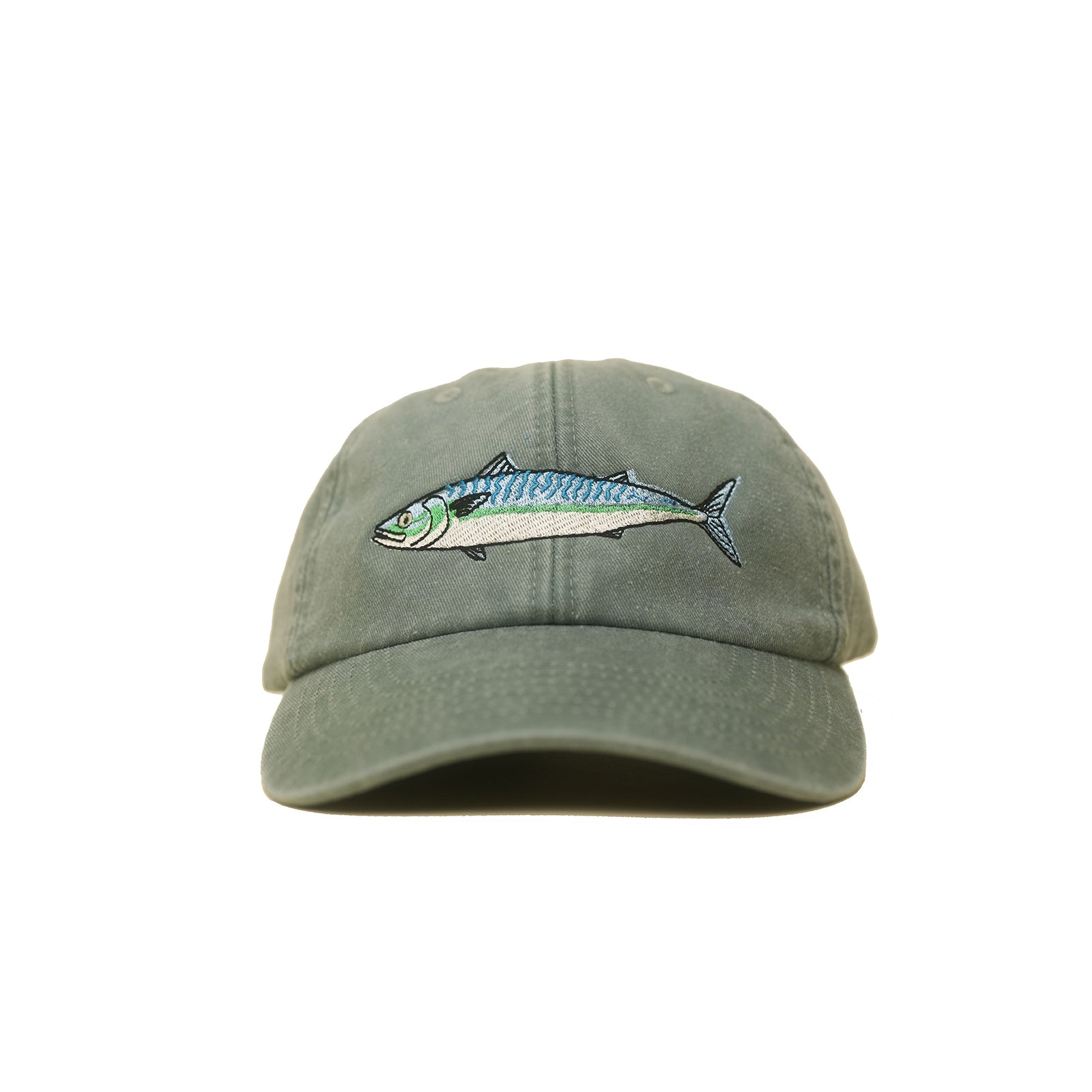 Sage green Vintage Cap mit farbig gesticktem Fischmotiv frontal
