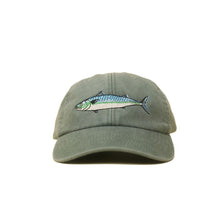 Sage green Vintage Cap mit farbig gesticktem Fischmotiv frontal
