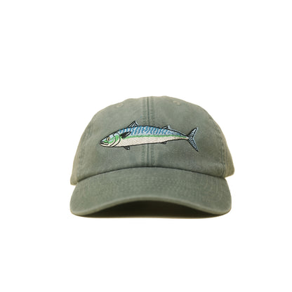 Sage green Vintage Cap mit farbig gesticktem Fischmotiv frontal
