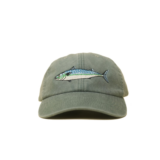 Sage green Vintage Cap mit farbig gesticktem Fischmotiv frontal
