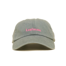 Sage green Vintage Cap mit pinker Stickerei „Laufmaus“ frontal
