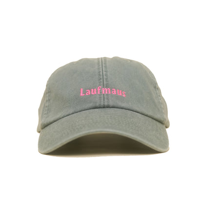 Sage green Vintage Cap mit pinker Stickerei „Laufmaus“ frontal
