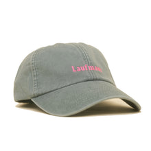 Sage green Vintage Cap mit pinker Stickerei „Laufmaus“ seitlich