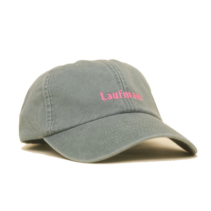 Sage green Vintage Cap mit pinker Stickerei „Laufmaus“ seitlich