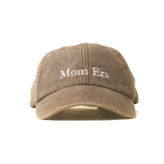 Brown Vintage Cap mit heller Stickerei „Mom Era“ frontal
