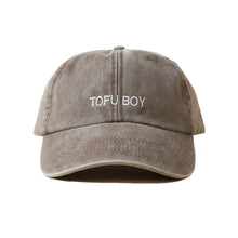 Brown Vintage Cap mit weißer Stickerei „TOFU BOY“ frontal