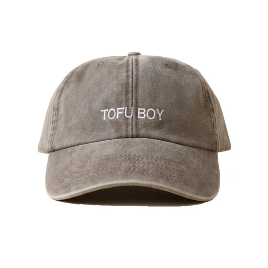 Brown Vintage Cap mit weißer Stickerei „TOFU BOY“ frontal